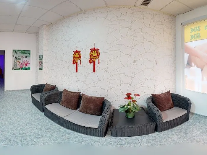 Recepción con sofás, cojines y adornos rojos en la pared